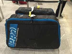 Die Radtaschen nach dem Checkin, vorbereitet für die Aufgabe die den